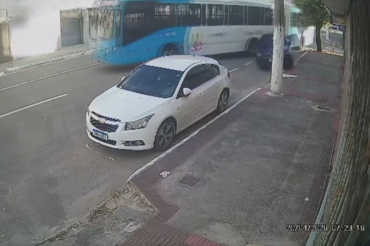 Ônibus do Transcol acerta carro estacionado em Vila Velha e revela problema crônico na curva da Avenida Luciano das Neves 1 Notícias Vitória