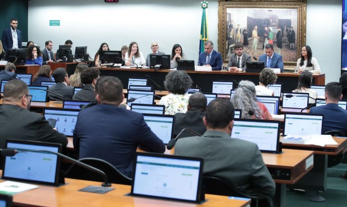 PEC da maioridade penal tem análise suspensa pela CCJ da Câmara.