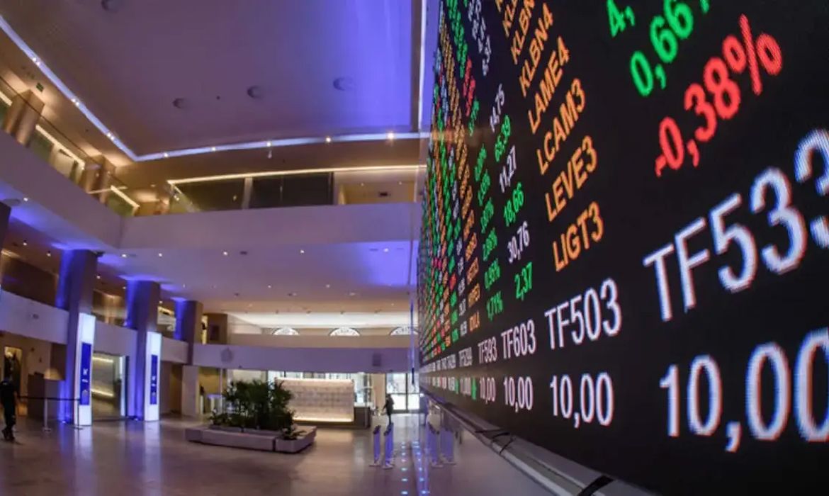 Ibovespa despenca ao menor patamar do ano e dólar volta a superar R$ 5