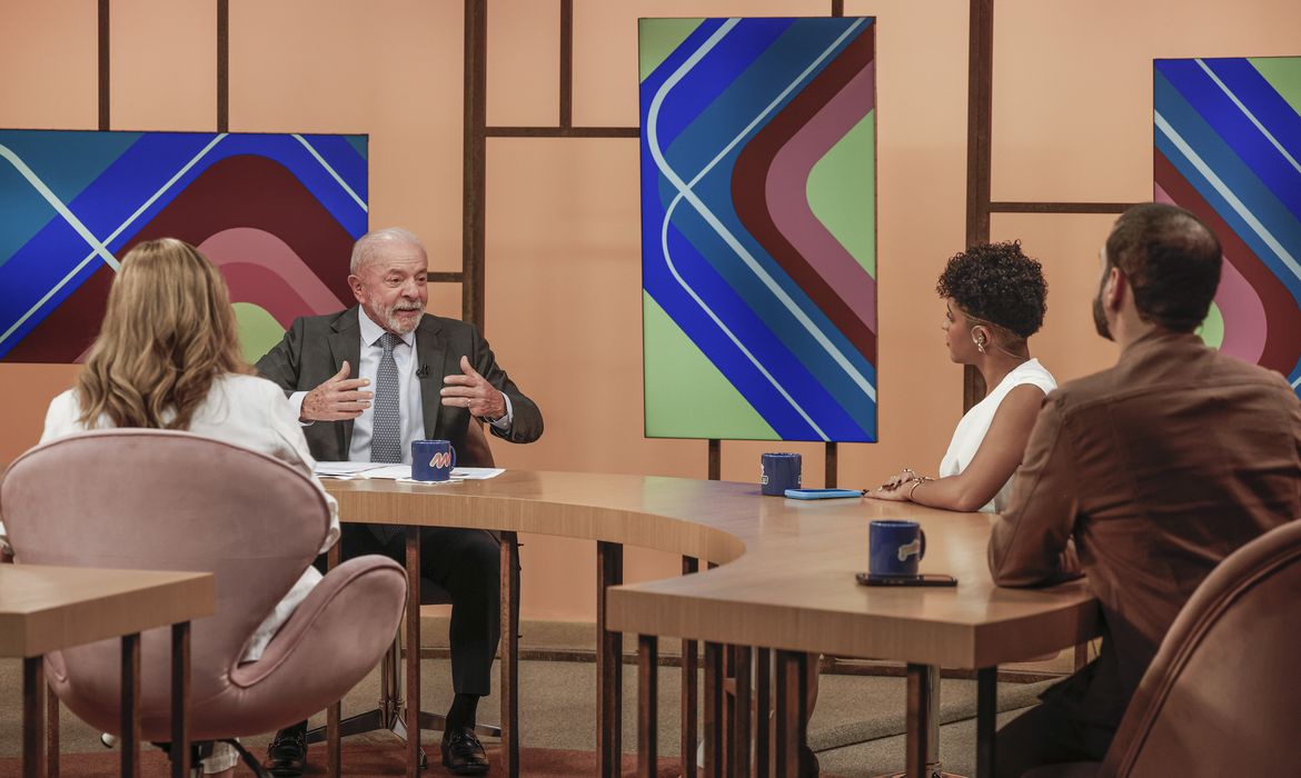 Lula pressiona por redução da jornada de trabalho e critica transição gradual