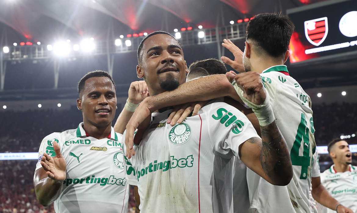 Palmeiras goleia Flamengo no Maracanã e dispara na liderança do Brasileirão