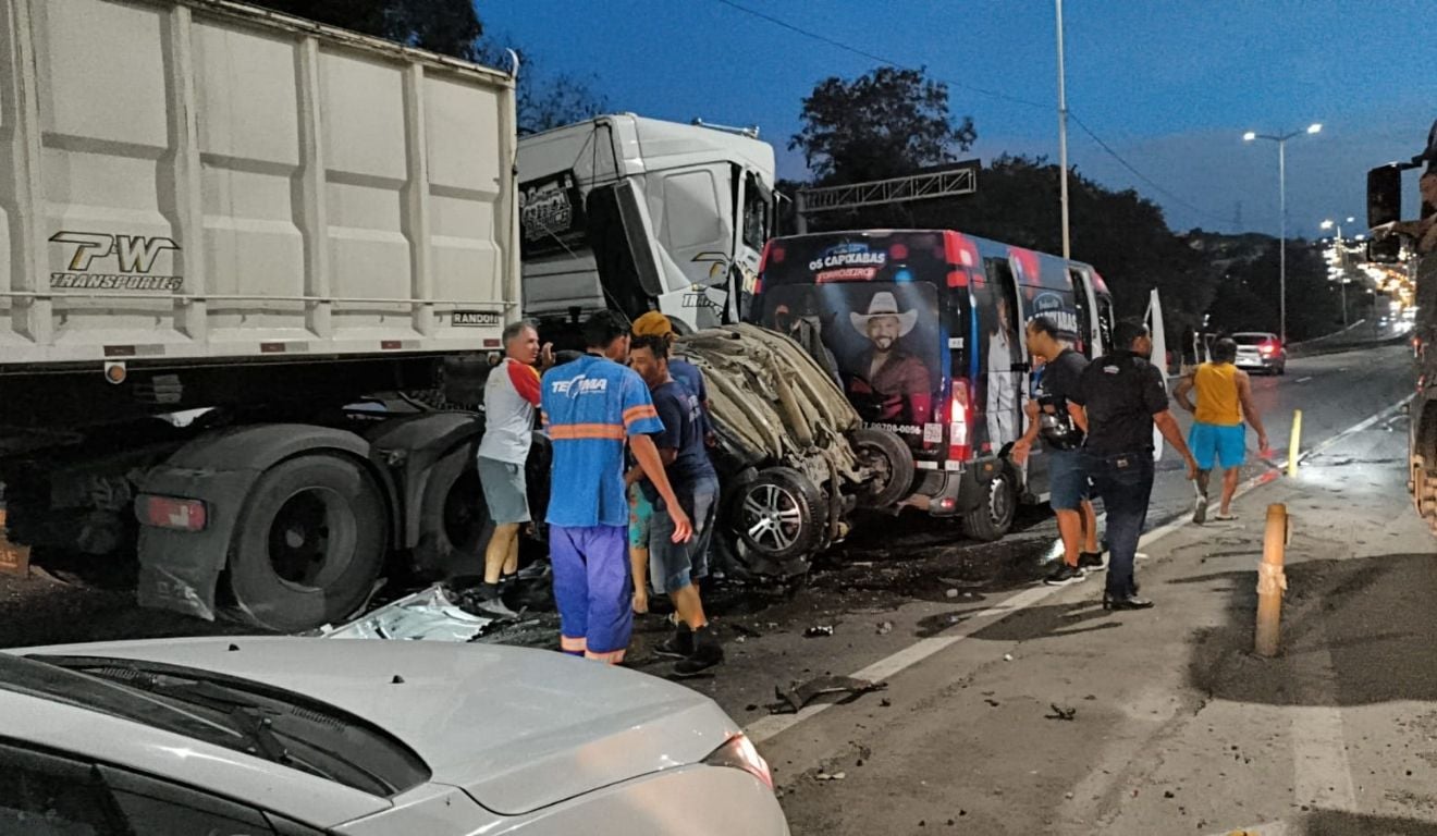 Colisão múltipla na Rodovia do Contorno mata casal e interdita Br-101 em Cariacica