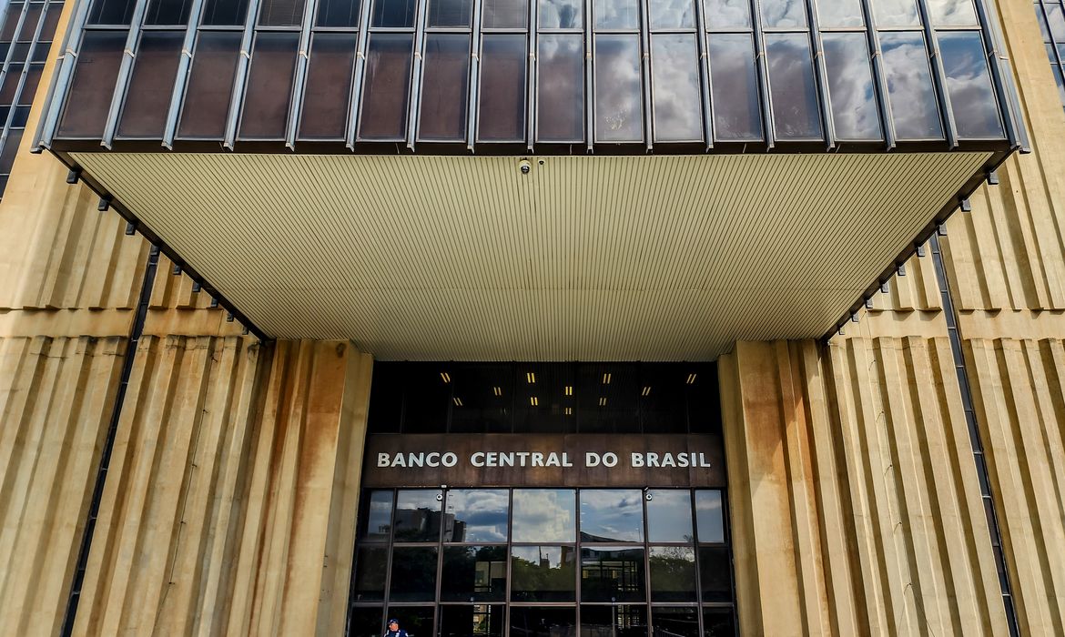 Inflação no Brasil: mercado financeiro eleva projeção para 5,04% e supera meta
