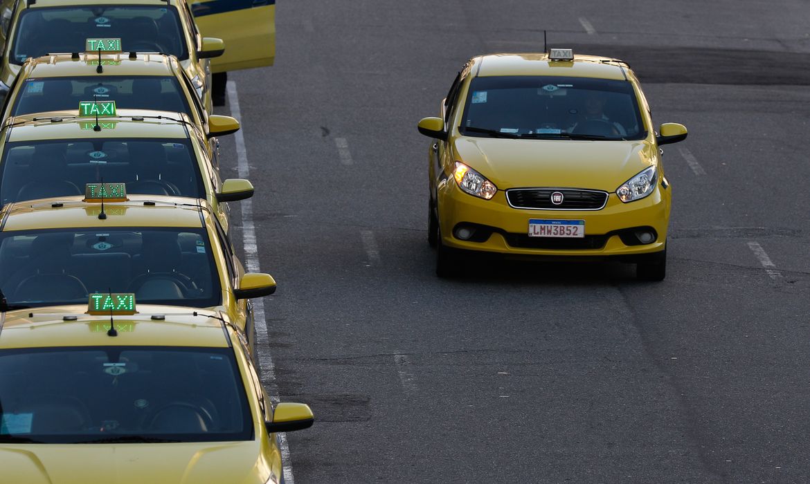 Governo oficializa crédito de R$ 30 bilhões para renovar frota de taxistas e motoristas de aplicativo
