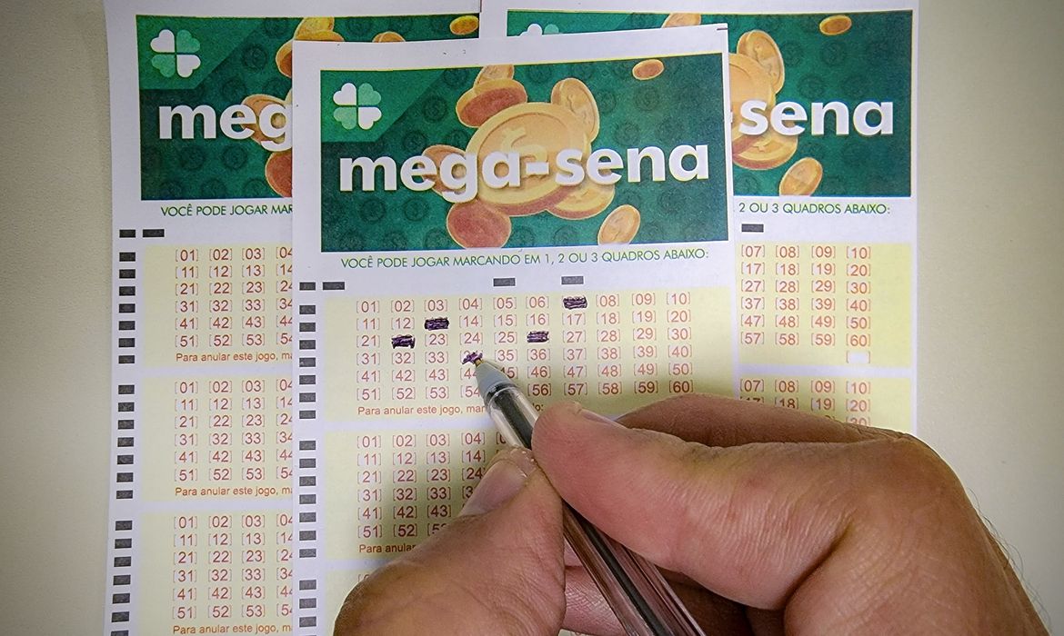 Mega-sena acumula e prêmio de R$ 6 milhões aguarda novo sorteio na quinta-feira