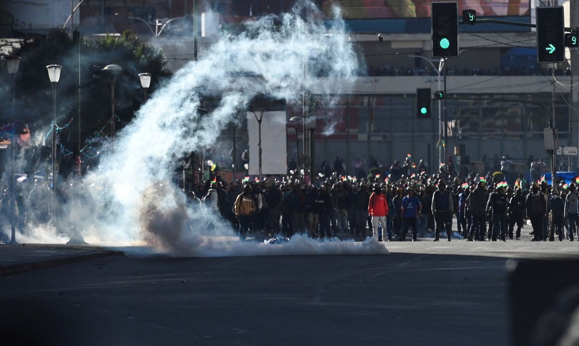 Em meio a protestos, Bolívia revoga lei e amplia poderes presidenciais