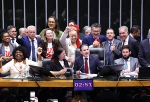 Câmara aprova PEC que redefine jornada de trabalho e põe fim à escala 6x1