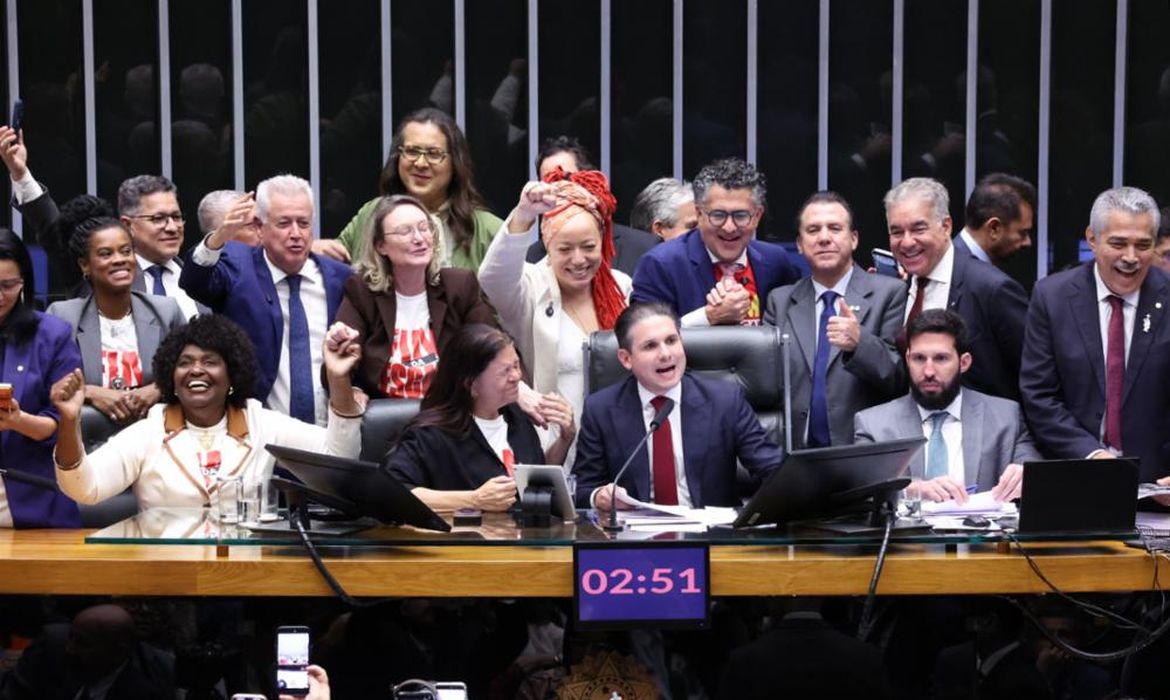 Câmara aprova PEC que redefine jornada de trabalho e põe fim à escala 6x1
