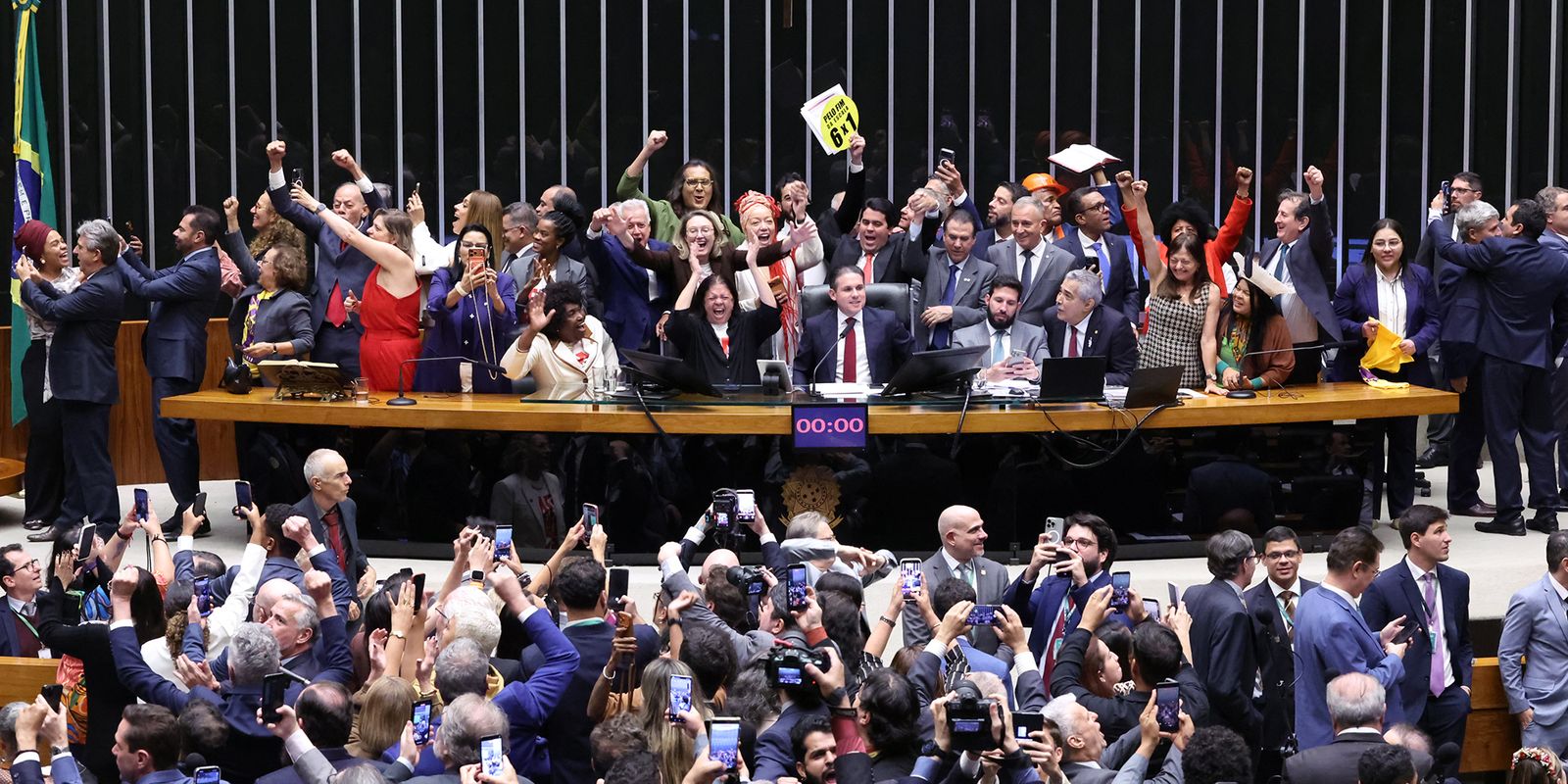 Câmara aprova fim da escala 6x1 e jornada de 40 horas semanais