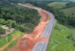 Desmonte de rochas interdita Br-101 em Anchieta nesta sexta-feira