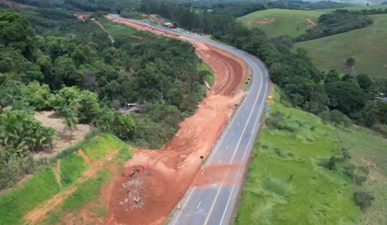 Desmonte de rochas interdita Br-101 em Anchieta nesta sexta-feira