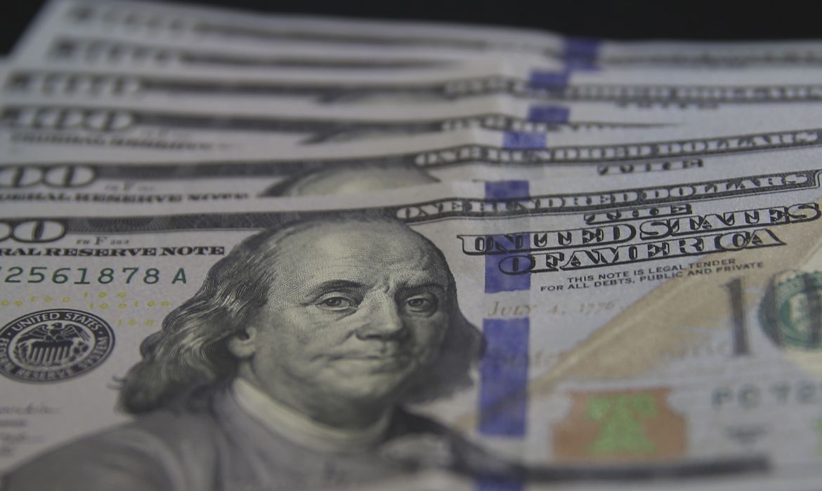 Dólar recua a R$ 5,03 impulsionado por trégua geopolítica e dados econômicos dos EUA
