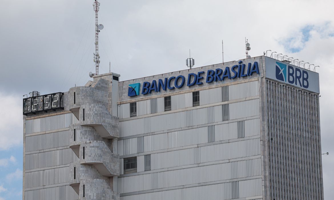 União e BRB fecham socorro bilionário, e banco adia balanço de 2025 de maio.