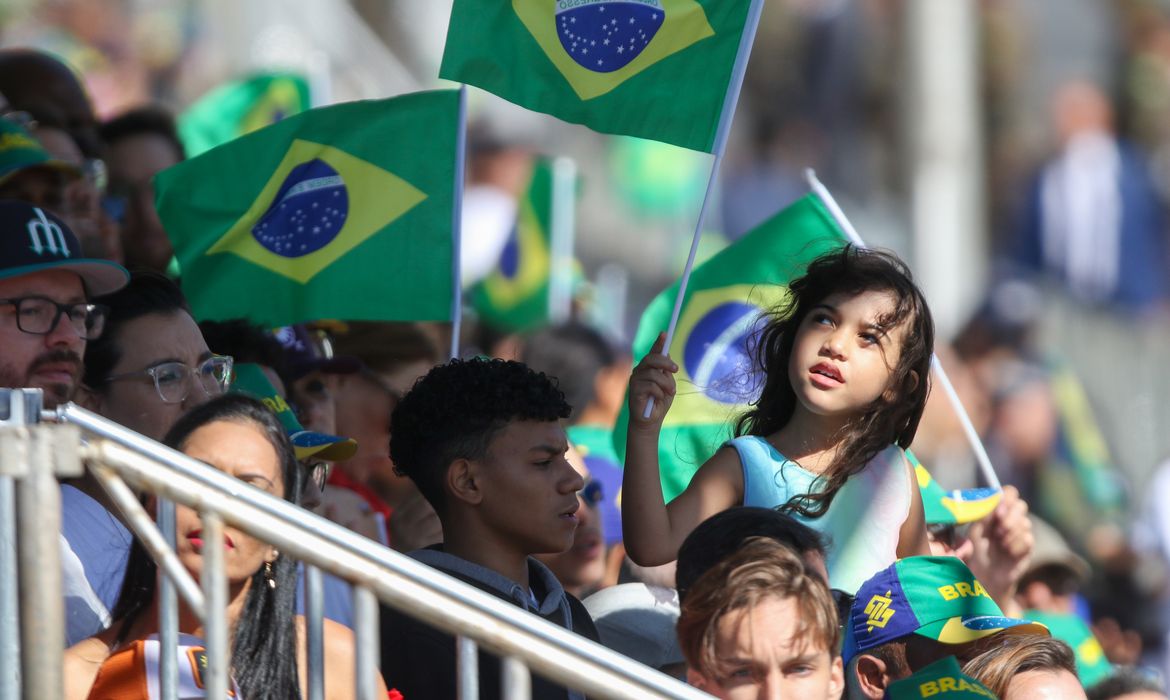 Classificação de facções brasileiras pelos EUA levanta debate sobre soberania nacional