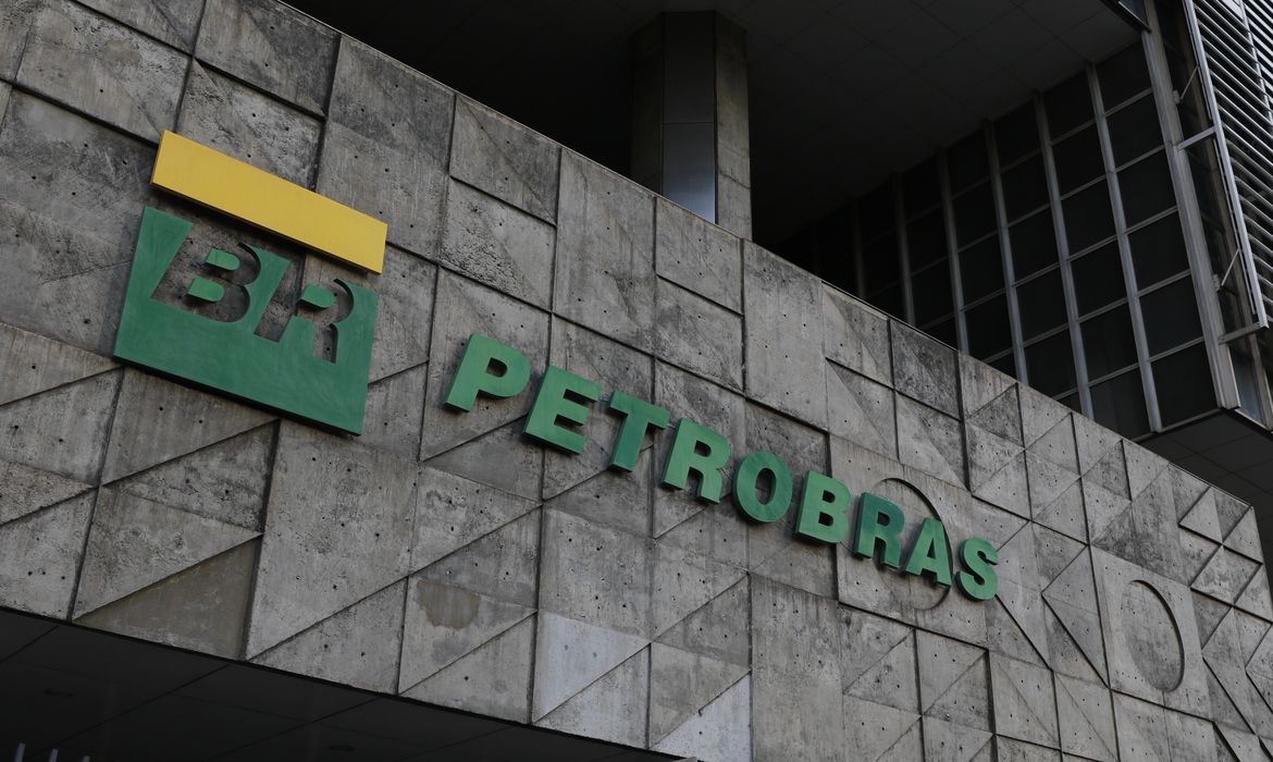 Petrobras anuncia corte no preço do diesel e governo intervém para estabilizar mercado