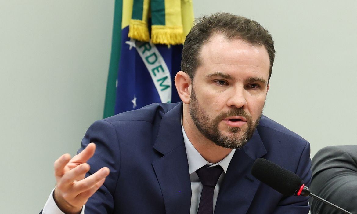 Lula solicita a Durigan avaliação de impacto econômico após medidas dos EUA contra facções