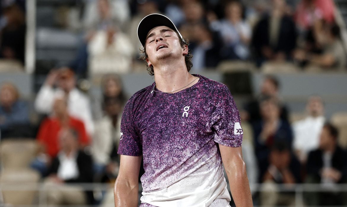 João Fonseca encerra campanha histórica em Roland Garros após duelo contra Mensik