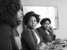 Mulheres negras jovens enfrentam 24,7% de desemprego, aponta estudo.