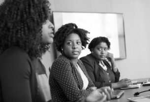 Mulheres negras jovens enfrentam 24,7% de desemprego, aponta estudo.