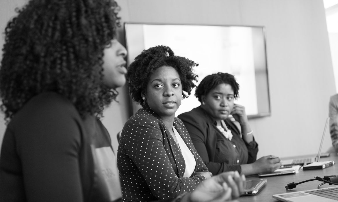 Mulheres negras jovens enfrentam 24,7% de desemprego, aponta estudo.
