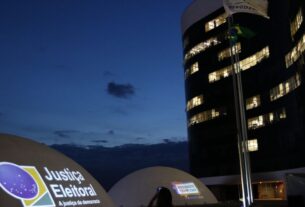 TSE adia decisão crucial sobre pesquisa presidencial em meio a debate sobre metodologia e indução