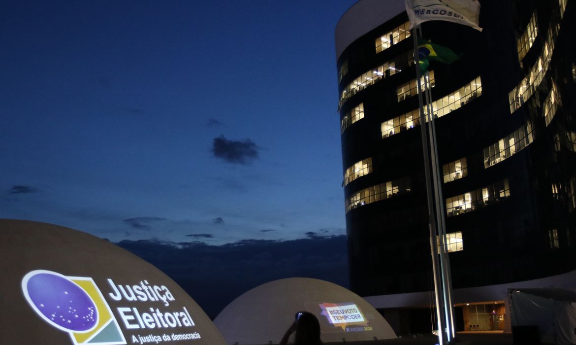 TSE adia decisão crucial sobre pesquisa presidencial em meio a debate sobre metodologia e indução 1 TSE adia decisão crucial sobre pesquisa presidencial em meio a debate sobre metodologia e indução