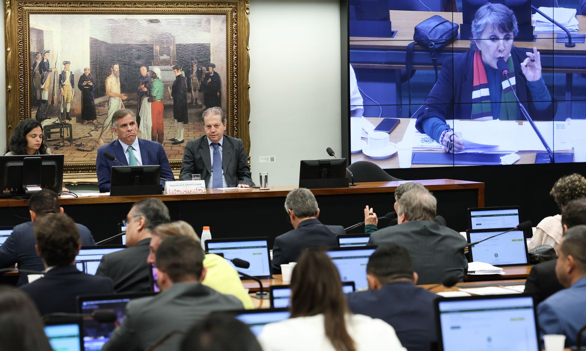 Proposta para reduzir maioridade penal a 16 anos avança na Câmara em meio a intenso debate