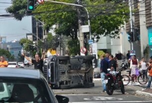 Colisão entre ambulância e carro causa capotamento e trava trânsito na Reta da Penha