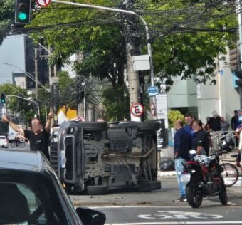 Colisão entre ambulância e carro causa capotamento e trava trânsito na Reta da Penha