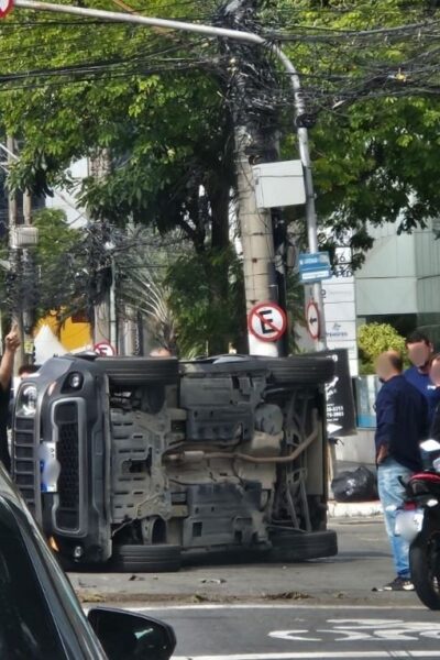 Colisão entre ambulância e carro causa capotamento e trava trânsito na Reta da Penha