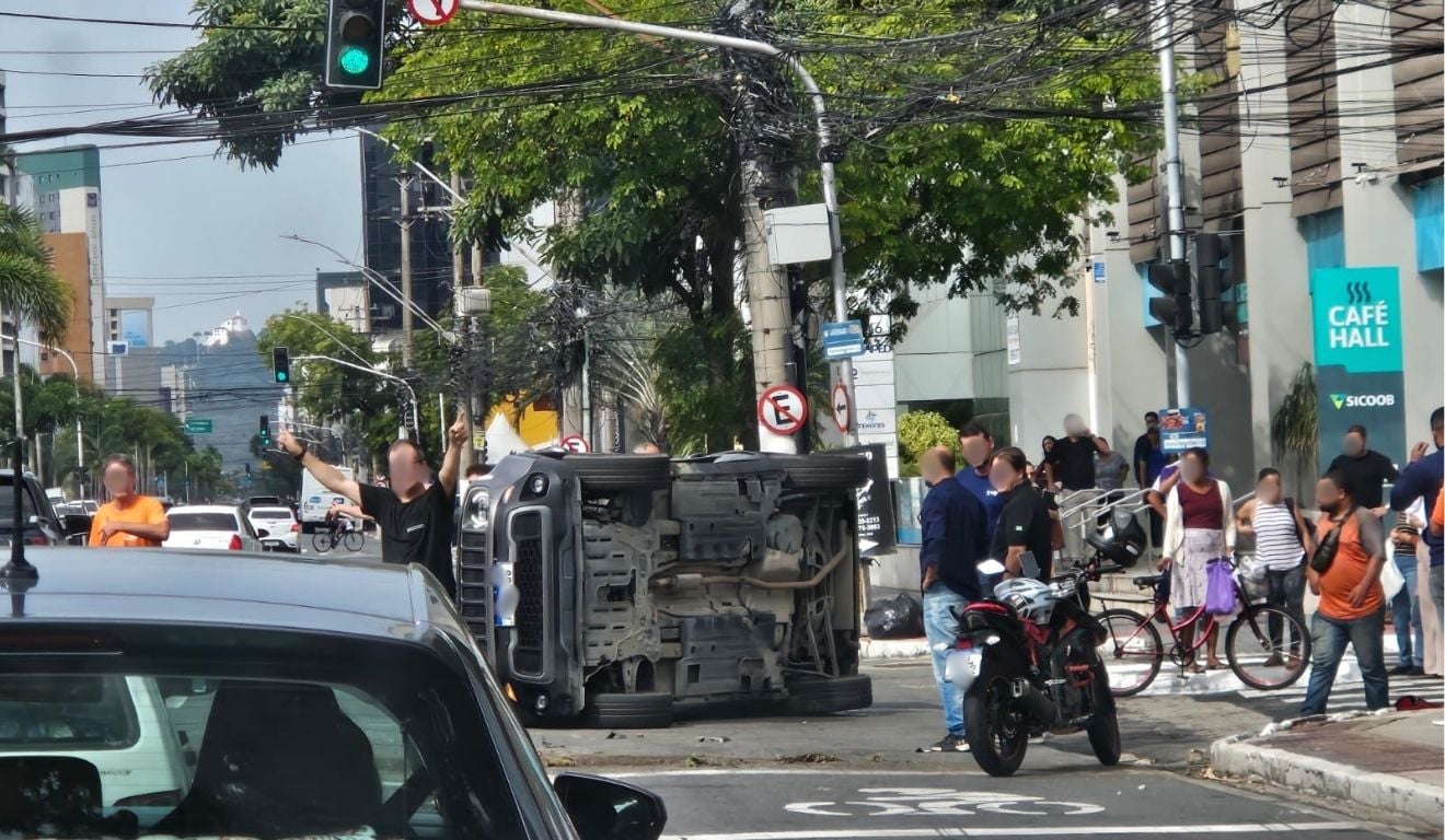 Colisão entre ambulância e carro causa capotamento e trava trânsito na Reta da Penha