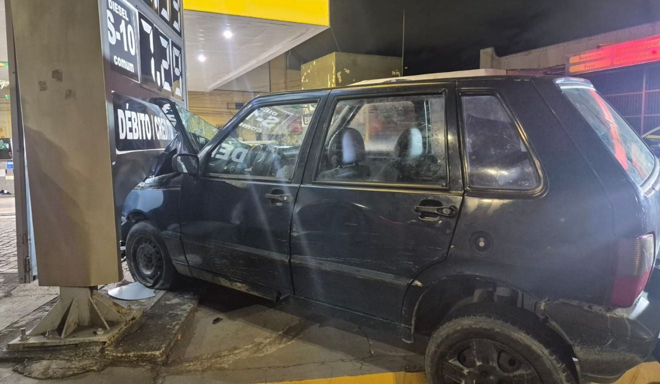 Criança de seis anos fica ferida após carreta atingir carro e motorista fugir em Cariacica
