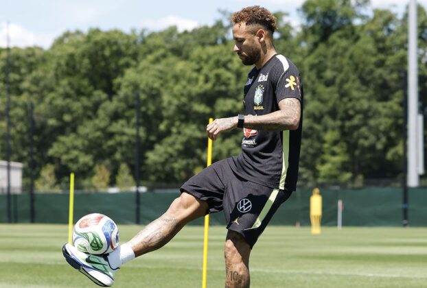Neymar retorna aos treinos da seleção brasileira em preparação para o Haiti