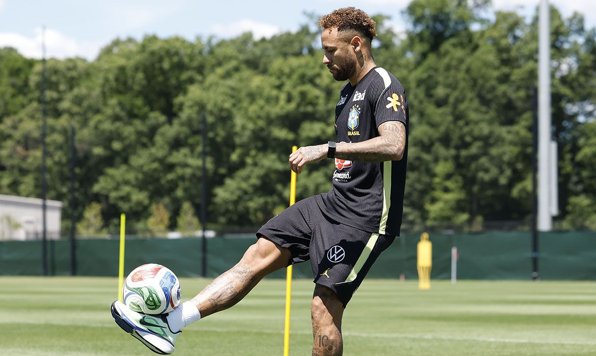 Neymar retorna aos treinos da seleção brasileira em preparação para o Haiti