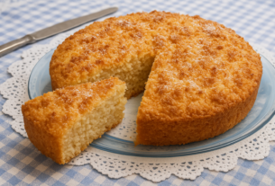 Bolo de coco com farofa crocante: receita simples e perfumada para o café da manhã de domingo