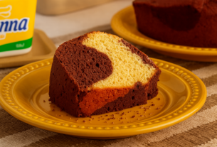 Bolo mesclado com chocolate: receita fácil e passo a passo para o lanche