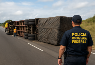 Carreta tombada na BR-101 em Aracruz tem carga removida e pista é liberada após três dias