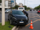 Carro atinge poste após colisão na Avenida Dante Michelini, em Vitória