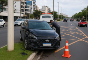 Carro atinge poste após colisão na Avenida Dante Michelini, em Vitória