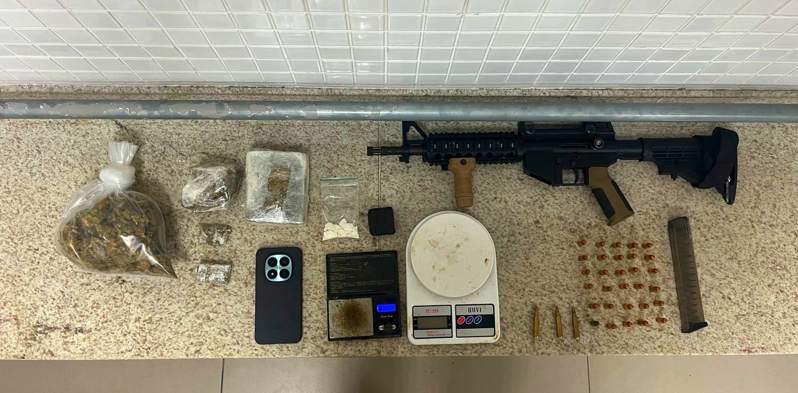 Homem é preso em Vitória com carabina, munições e drogas no bairro Joana D’Arc