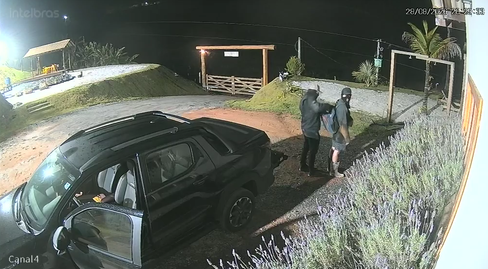 Trio armado invade casa, mantém casal refém e leva carro em Marechal Floriano