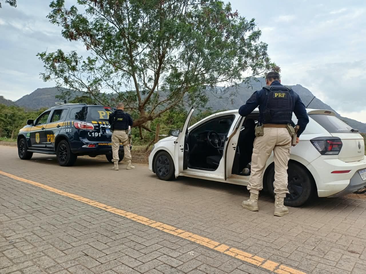 Fiscalizações da PRF na BR-101 no ES recuperam carro roubado e resultam na prisão de dois foragidos