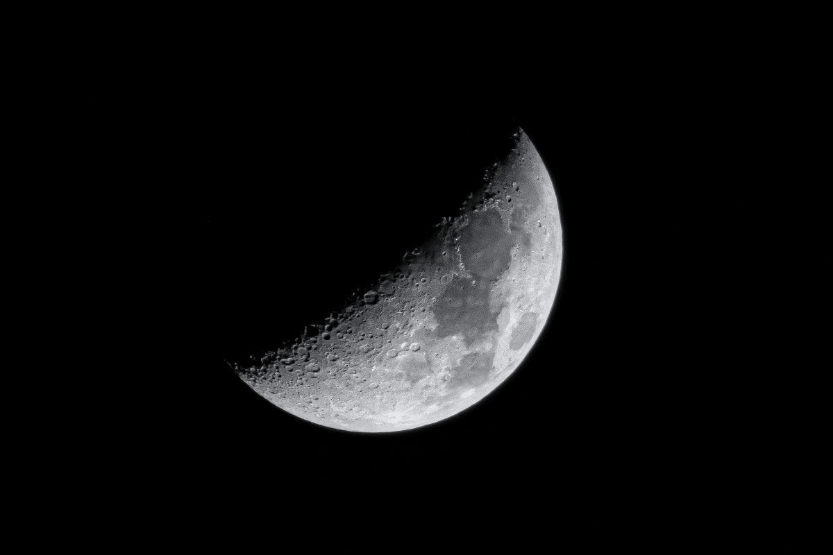 Lua hoje (27/08/2026): fase Crescente e eclipse lunar parcial começam à noite, visível em todo o Brasil