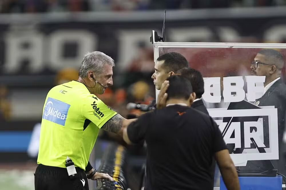 Brasileirão implementa 10 mudanças na arbitragem a partir da 23ª rodada; VAR terá mais poderes