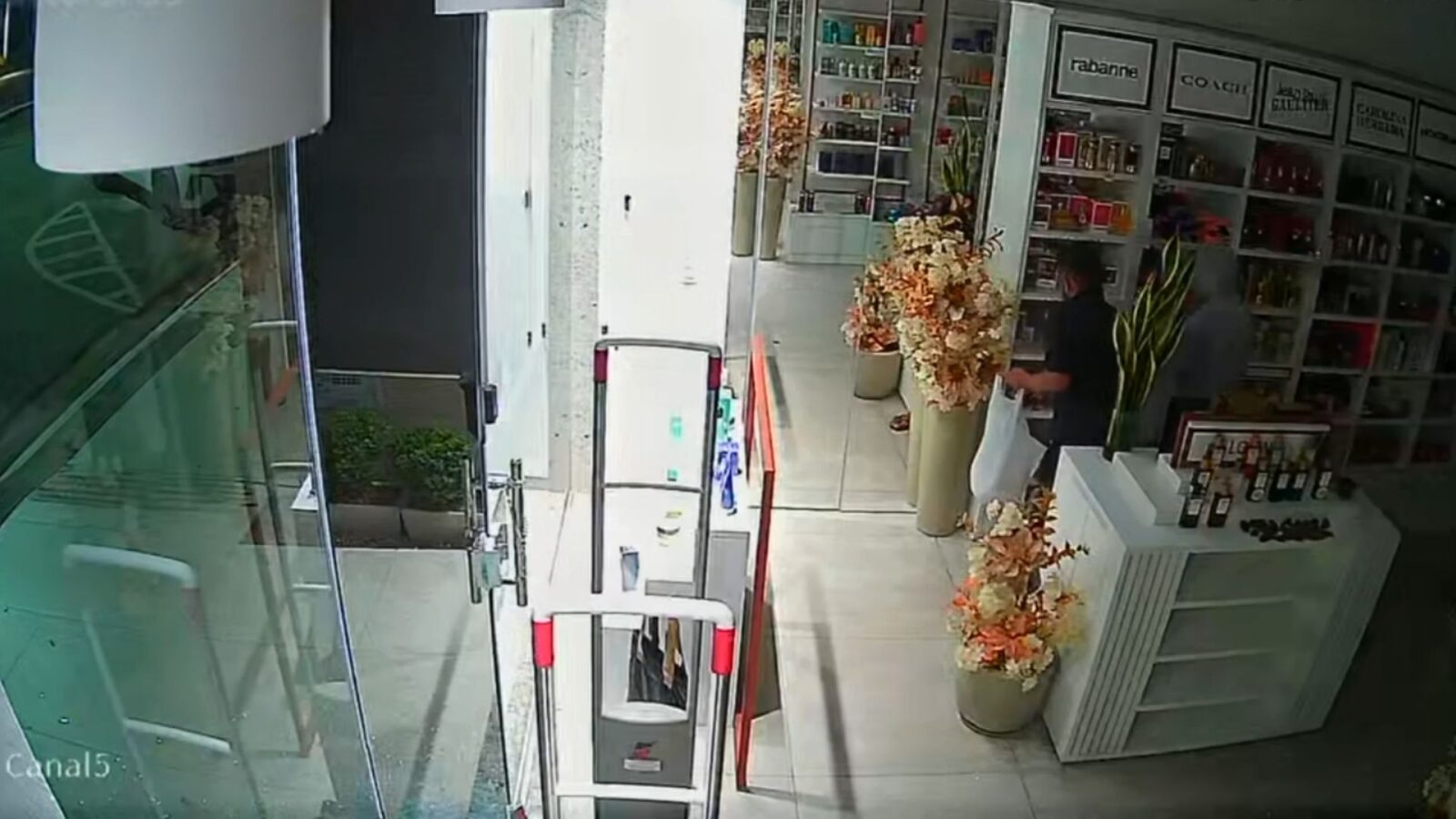 Dois são detidos após furtarem R$ 40 mil em cosméticos e trocarem parte por crack em Linhares