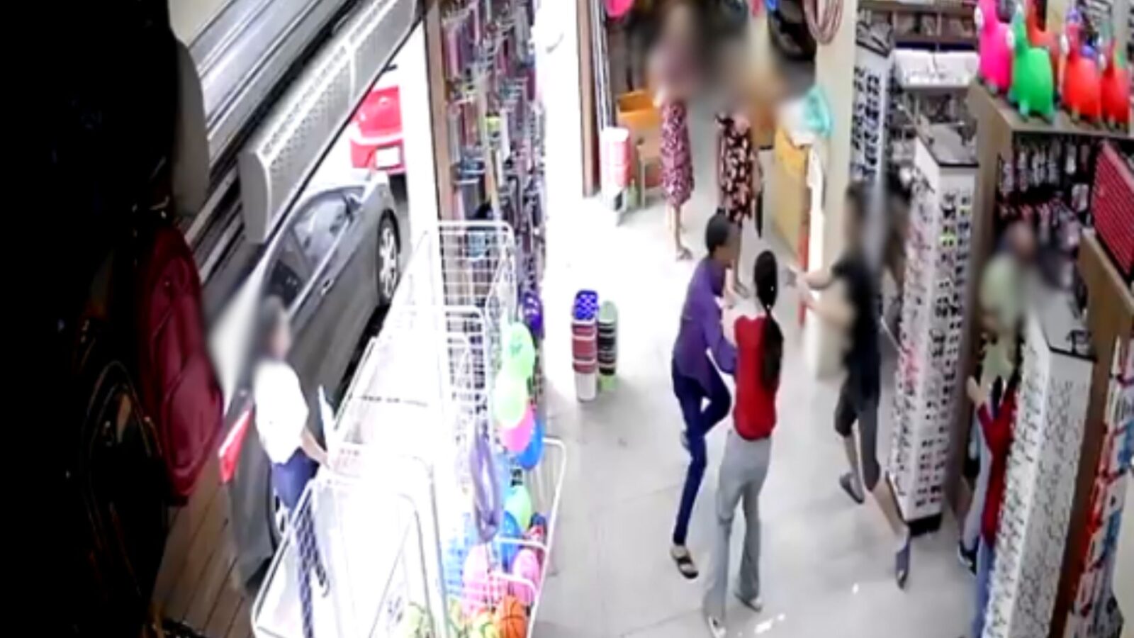 Homem de 33 anos é preso em Colatina após furtar fones e agredir funcionária; câmera registrou o crime