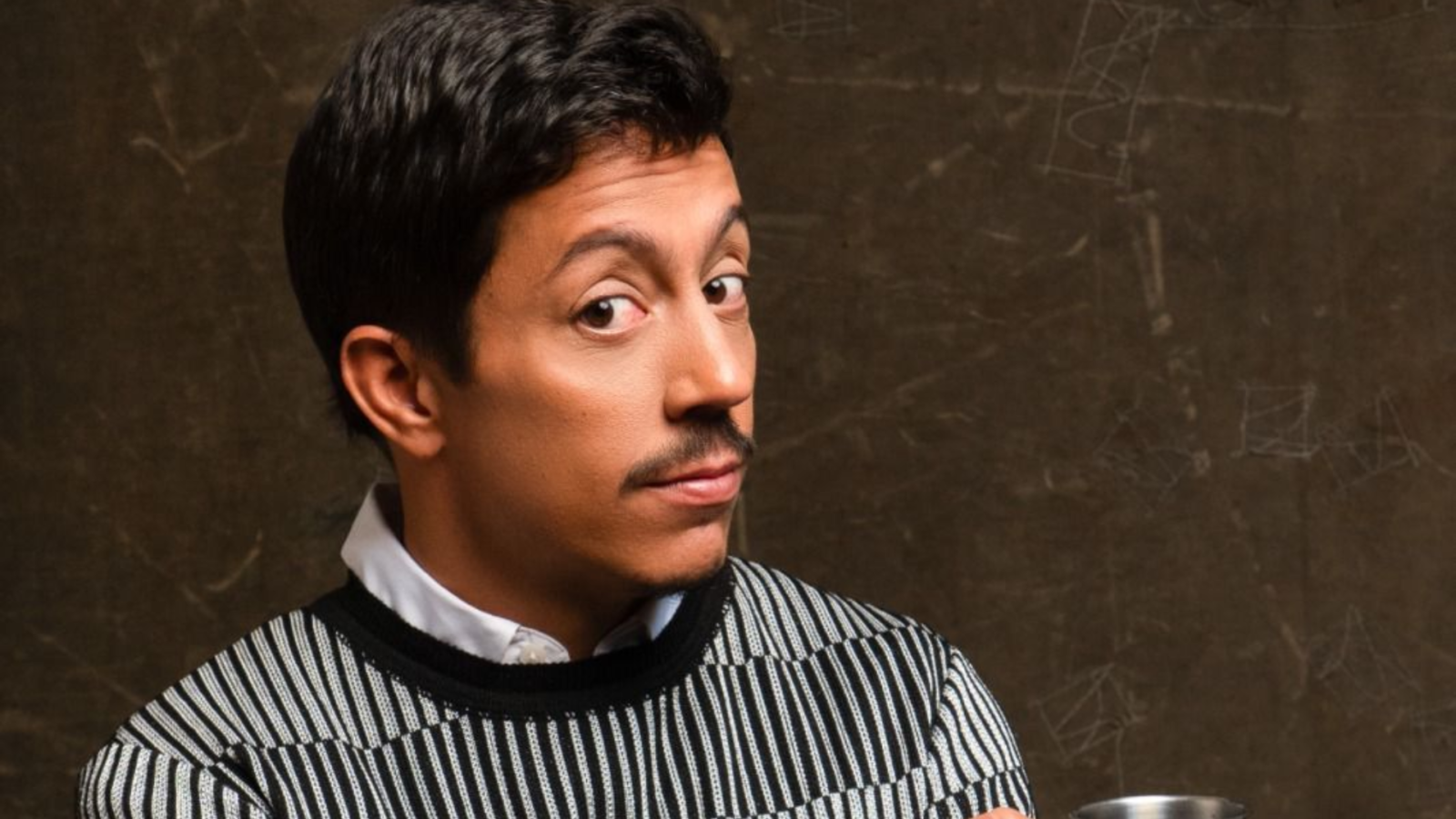 Renato Albani estreia 'Salve-se Quem Puder', stand-up que transforma ansiedade em humor