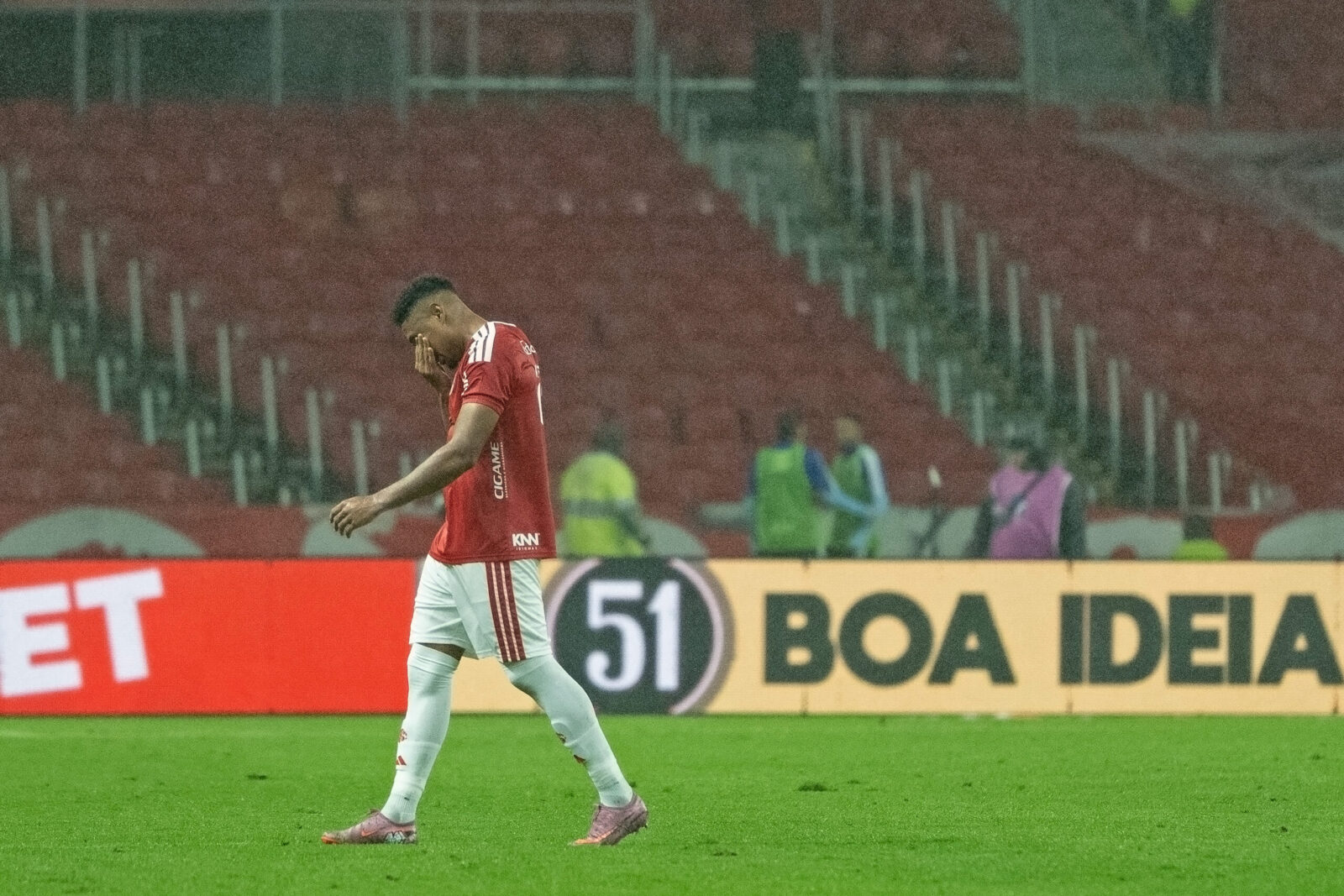Inter apresentou áudio falso do VAR no julgamento de Victor Gabriel; zagueiro será suspenso até retorno de Gabriel Pec
