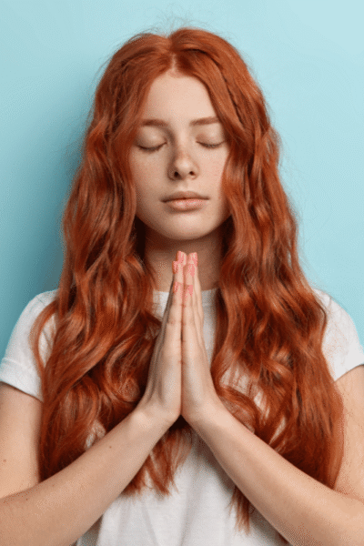 7 preces espíritas para enfrentar crises, pedir proteção e agradecer