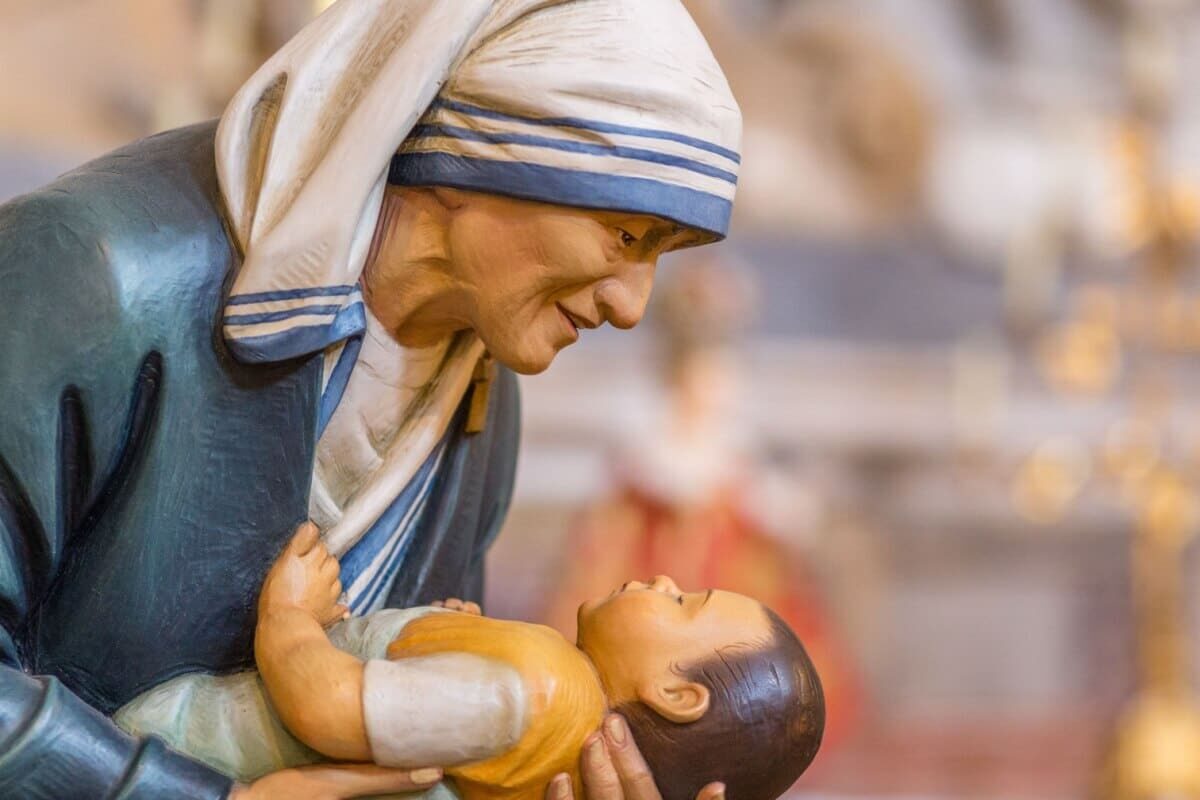 Dia de Santa Teresa de Calcutá: 5 orações para inspirar fé e serviço ao próximo 1 Dia de Santa Teresa de Calcutá: 5 orações para inspirar fé e serviço ao próximo